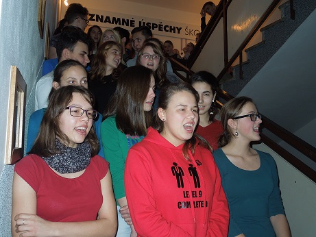 Vánoční zpívání na schodech