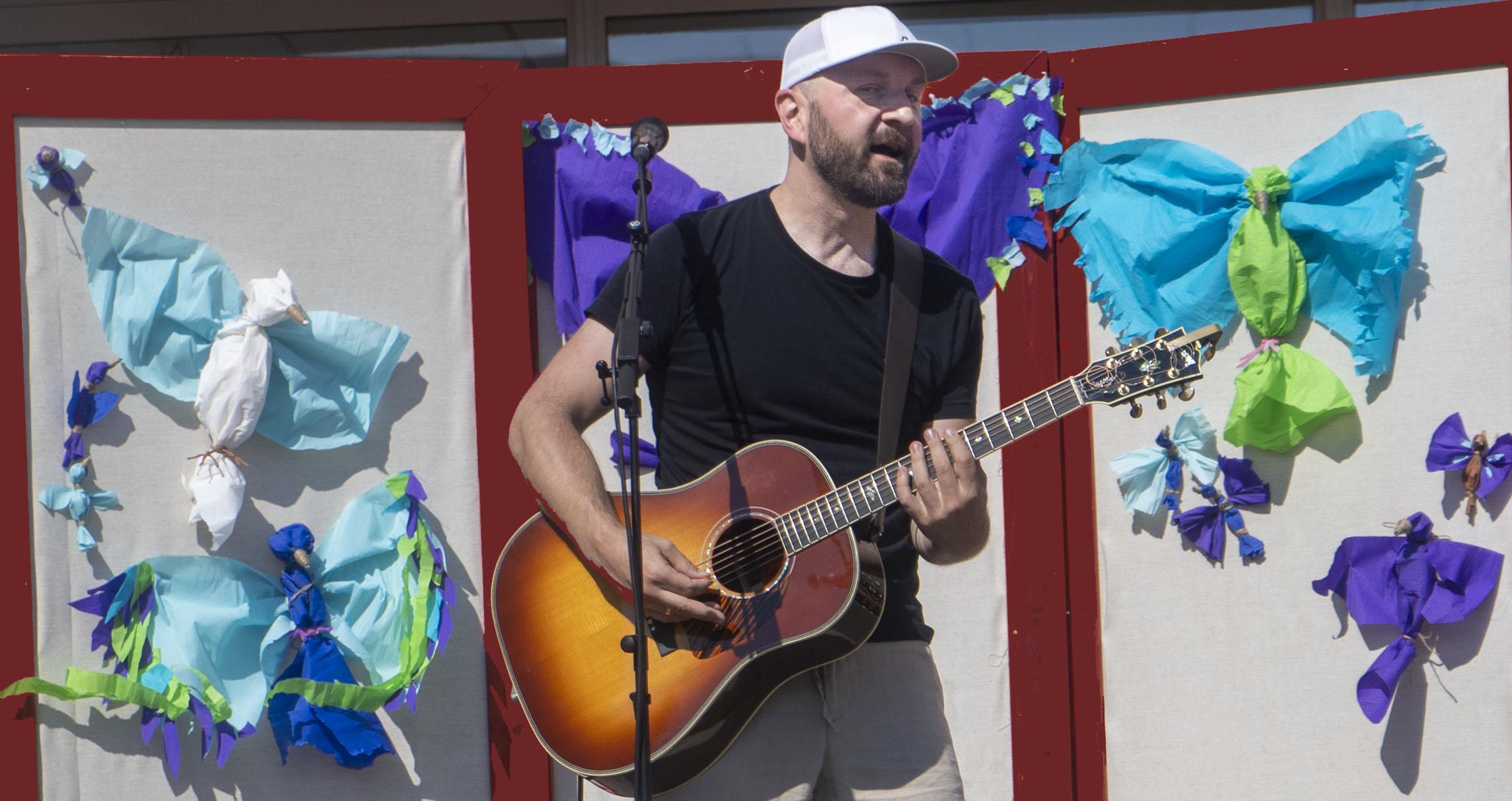 Písničkář Pavel Helan na Bigy