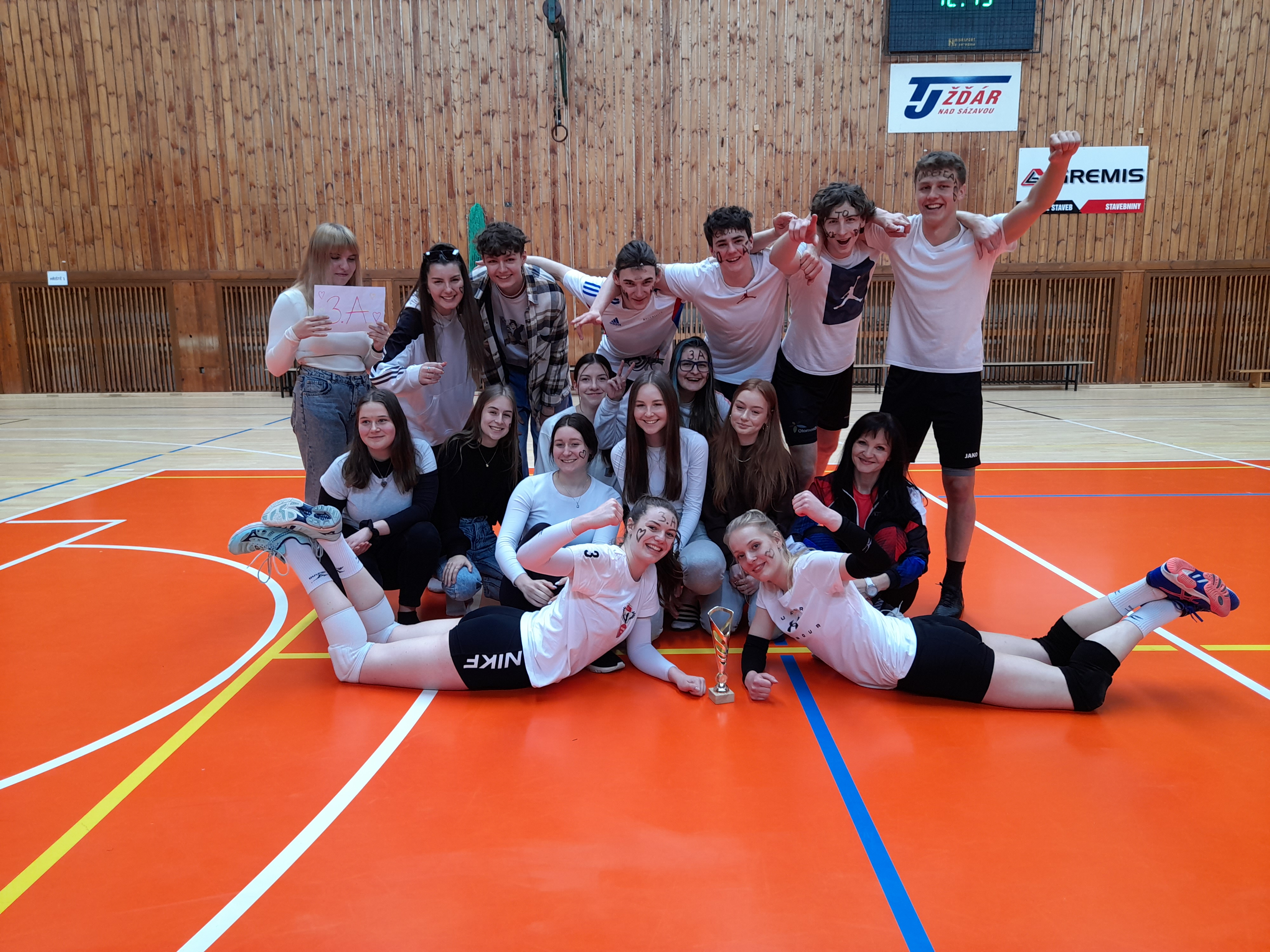 Školní volejbalový turnaj ovládla 3.A!