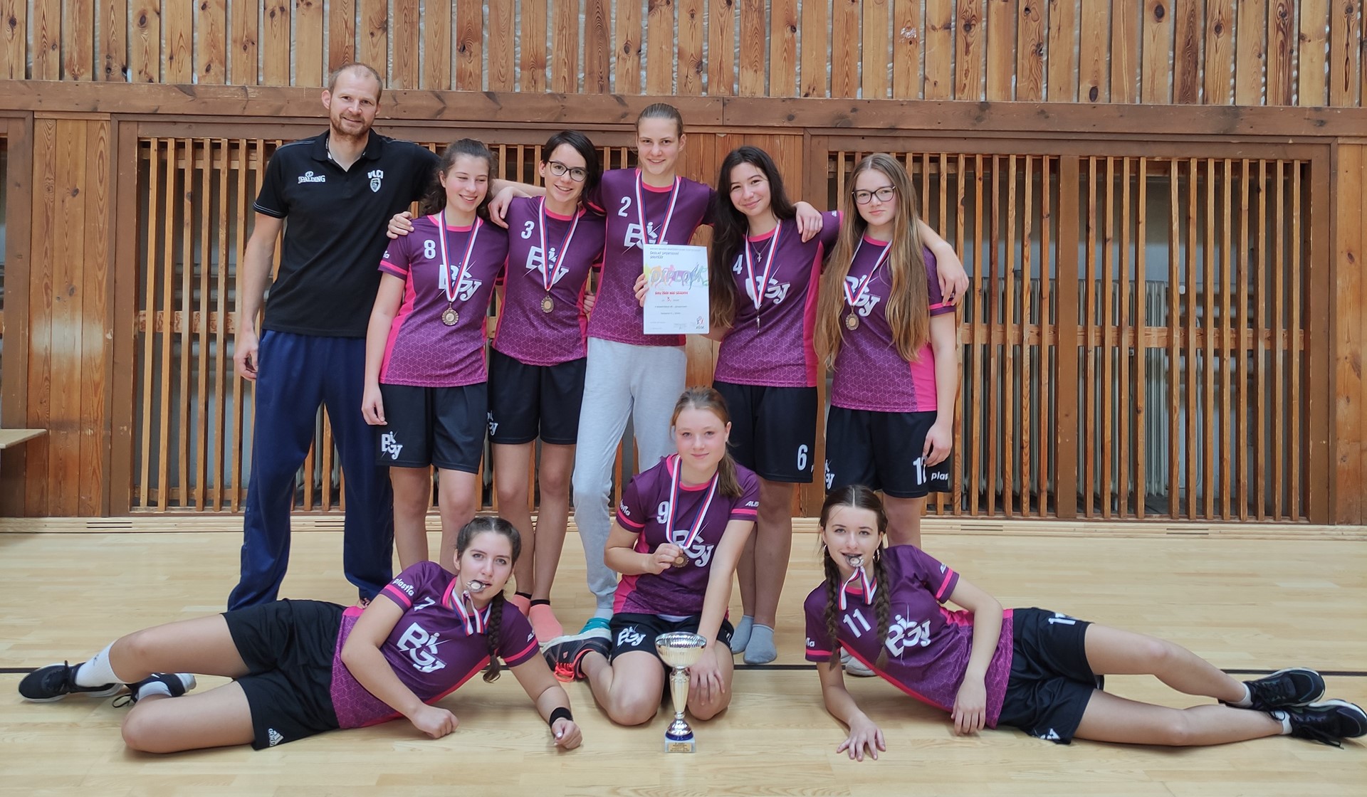 Středoškolačky vybojovaly pod koši bronz