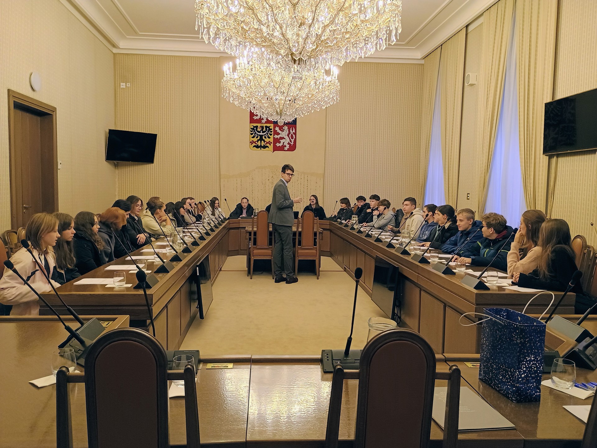 Prváci a kvintáni jako poslanci a senátoři